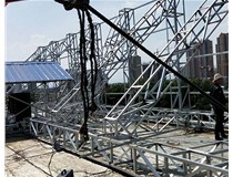 【山西德軒做字廠】晉中醫院樓頂大字安裝施工中